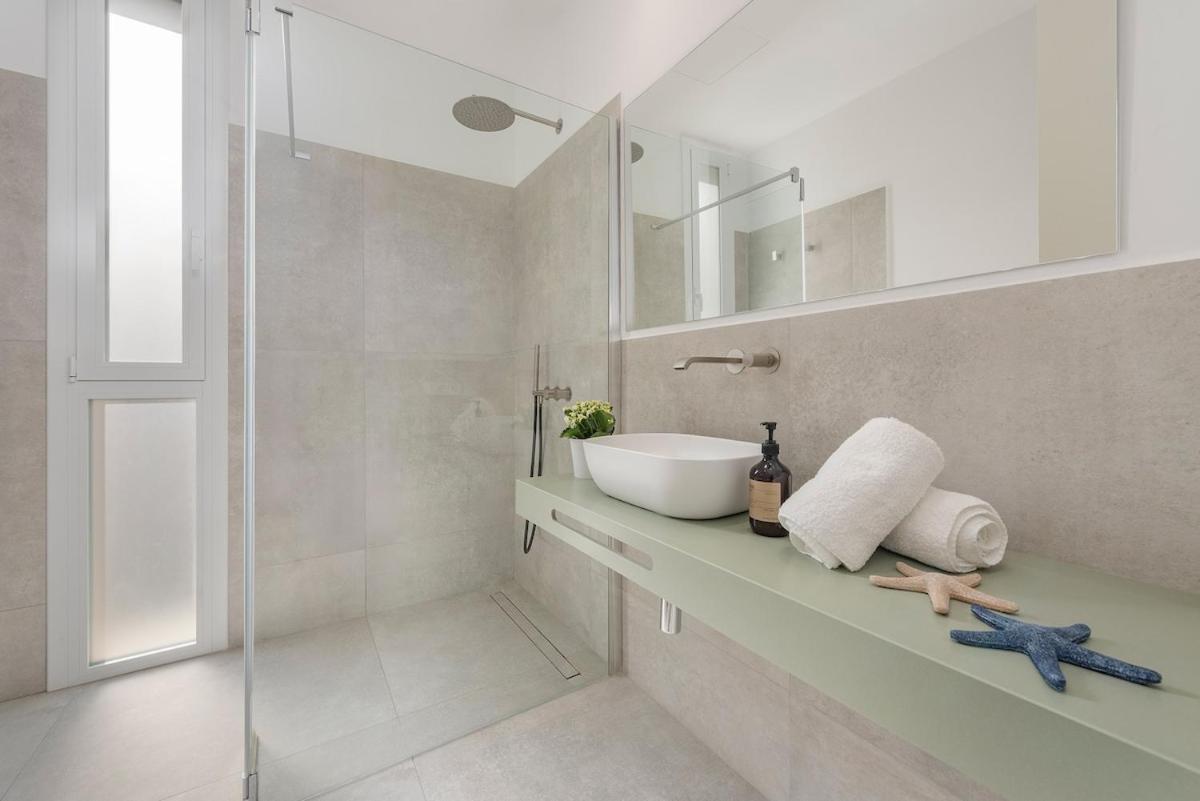 Villamar - Stunning Beachfront With Private Pool Ferienhaus *